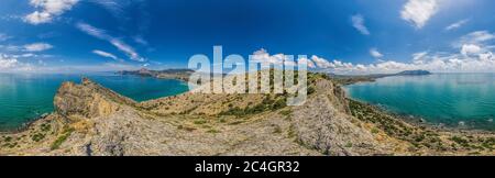 Vue panoramique panoramique vers la vallée de Kapsel et le cap Meganom, Alchak, près de la ville de station Sudak en Crimée Copier l'espace. Le concept d'un voyage, détendez-vous Banque D'Images