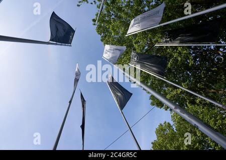 Stuttgart Bad Cannstatt, Allemagne - 22 mai 2020 : des drapeaux se trouvent devant la célèbre Mercedes-Benz Arena Banque D'Images