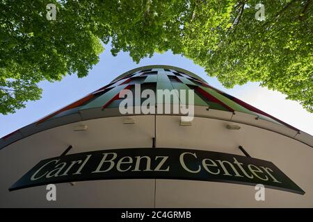 Vue d'une courbe du centre Carl Benz. Offre de l'espace pour de nombreux types d'événements et offre hébergement et marchandises à vendre. Stuttgart. Banque D'Images