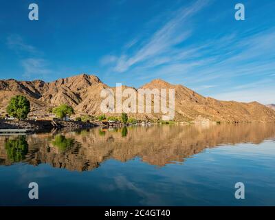 Vue ensoleillée sur le magnifique paysage autour de Willow Beach en Arizona Banque D'Images