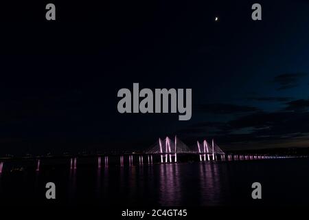 Tarrytown, États-Unis. 26 juin 2020. Le pont du Gouverneur Mario Cuomo est allumé en l'honneur du mois de la fierté et de la communauté LGBTQ en couleurs de drapeau transgenre par ordre du Gouverneur Andrew Cuomo. New York est le berceau du mouvement des droits LGBTQ et, en 2020, il est le 50e anniversaire de la première Marche de la fierté à New York. (Photo de Lev Radin/Pacific Press) crédit: Agence de presse du Pacifique/Alamy Live News Banque D'Images