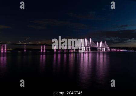 Tarrytown, États-Unis. 26 juin 2020. Le pont du Gouverneur Mario Cuomo est allumé en l'honneur du mois de la fierté et de la communauté LGBTQ en couleurs de drapeau transgenre par ordre du Gouverneur Andrew Cuomo. New York est le berceau du mouvement des droits LGBTQ et, en 2020, il est le 50e anniversaire de la première Marche de la fierté à New York. (Photo de Lev Radin/Pacific Press) crédit: Agence de presse du Pacifique/Alamy Live News Banque D'Images