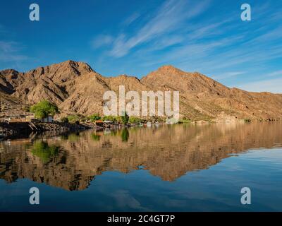 Vue ensoleillée sur le magnifique paysage autour de Willow Beach en Arizona Banque D'Images