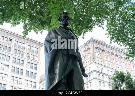 New York, États-Unis. 26 juin 2020. Vue générale de la statue du président Abraham Lincoln sur Union Square à New York le 26 juin 2020. De nombreuses statues de personnages historiques comme George Washington, Abraham Lincoln, Theodore Roosevelt, Christophe Colomb sont devenues la cible de manifestations à travers les États-Unis. (Photo de Lev Radin/Sipa USA) crédit: SIPA USA/Alay Live News Banque D'Images