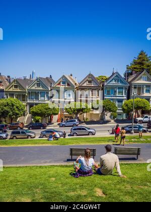 Peint les maisons victoriennes de Ladies à San Francisco avec des gratte-ciels en arrière-plan Banque D'Images