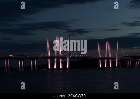 Tarrytown, NY - 26 juin 2020 : le pont du gouverneur Mario Cuomo illuminé en l'honneur du mois de la fierté et de la communauté LGBTQ en couleurs de drapeau transgenre par ordre du gouverneur Andrew Cuomo Banque D'Images