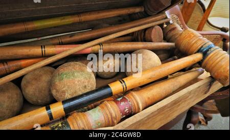 Maillet et boules en bois pour jouer au croquet Banque D'Images