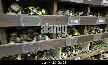 Porte-vêtements de vieux boutons de porte utilisés pour la vente et la reconstruction et le tri dans des bacs selon le type pour la réutilisation et la récupération pour la repose rétro dans les maisons plus anciennes Banque D'Images