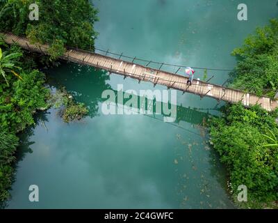 Photo d'un pont suspendu au-dessus d'un ruisseau vu d'en haut dans la province de MOC Chau son la, Vietnam Banque D'Images