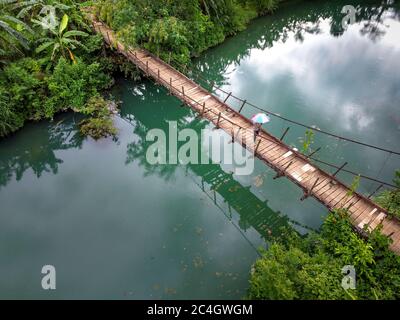 Photo d'un pont suspendu au-dessus d'un ruisseau vu d'en haut dans la province de MOC Chau son la, Vietnam Banque D'Images
