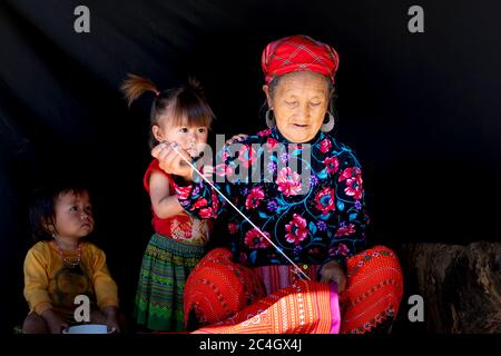 MOC Chau, province de son la, Vietnam - 13 juin 2020 : un beau portrait de grand-mère et petit-fils de la minoritie ethnique dans le district de MOC Chau, son la prov Banque D'Images