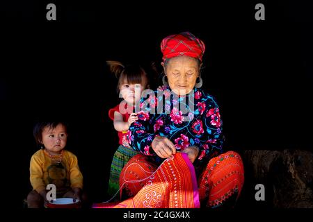 MOC Chau, province de son la, Vietnam - 13 juin 2020 : un beau portrait de grand-mère et petit-fils de la minoritie ethnique dans le district de MOC Chau, son la prov Banque D'Images