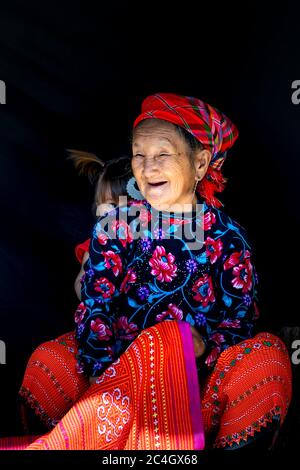 MOC Chau, province de son la, Vietnam - 13 juin 2020 : un beau portrait de grand-mère et petit-fils de la minoritie ethnique dans le district de MOC Chau, son la prov Banque D'Images