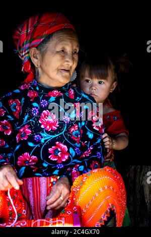 MOC Chau, province de son la, Vietnam - 13 juin 2020 : un beau portrait de grand-mère et petit-fils de la minoritie ethnique dans le district de MOC Chau, son la prov Banque D'Images