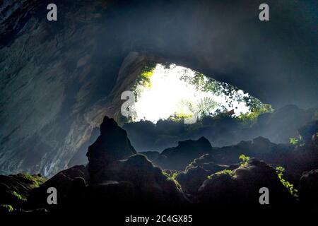 L'entrée d'une grotte dans MOC Chau, province de son la, Vietnam Banque D'Images