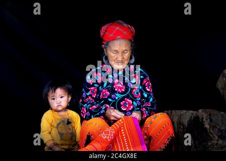 MOC Chau, province de son la, Vietnam - 13 juin 2020 : un beau portrait de grand-mère et petit-fils de la minoritie ethnique dans le district de MOC Chau, son la prov Banque D'Images