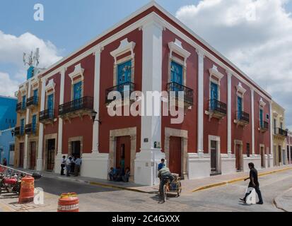 Rue coloniale vide colorée dans le centre historique de Campeche, Yucatan, Mexique Banque D'Images