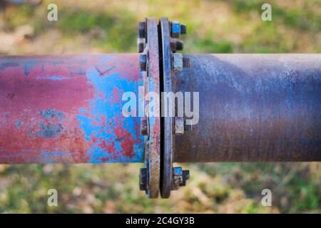 Grande jonction de tuyau d'eau abîmé. Gros plan. Banque D'Images