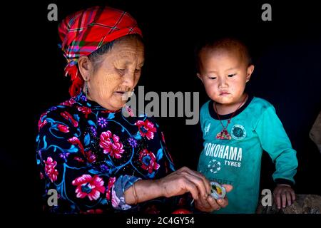 MOC Chau, province de son la, Vietnam - 13 juillet 2020 : un beau portrait de grand-mère et petit-fils de la minoritie ethnique dans le district de MOC Chau, son la prov Banque D'Images