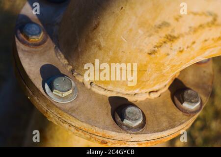 Grande jonction de tuyau d'eau abîmé. Gros plan. Banque D'Images