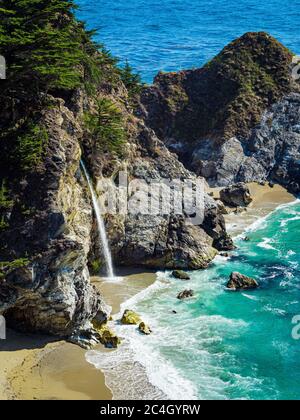 Vue aérienne des chutes d'eau McWay Julia Pfeiffer Burns Big sur California Banque D'Images