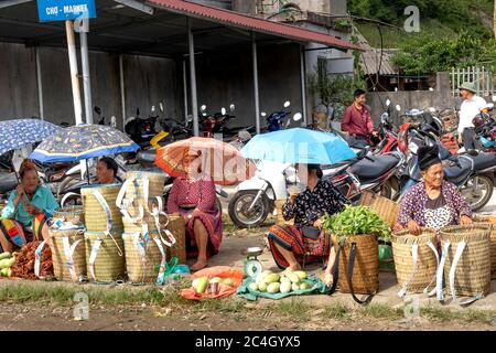 MOC Chau, province de son la, Vietnam - 14 juin 2020 : découvrez la scène d'achat et de vente d'activités à une foire de personnes ethniques hautes terres dans MOC Chau distr Banque D'Images