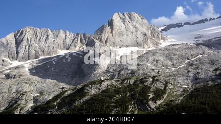 Le splendide glacier Marmolada une belle journée ensoleillée vue depuis le col de la Fedaia entre les provinces de trente et Belluno sur les Dolomites en Italie Banque D'Images