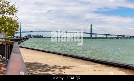 Le pont Ambassador, frontière canado-américaine, vu le long du front de mer à Windsor, en Ontario. Banque D'Images