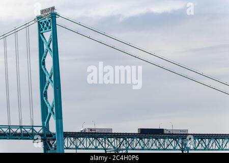 Les camions de transport traversent la frontière canado-américaine, par le pont Ambassador. Banque D'Images