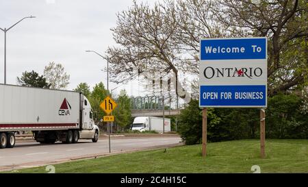 Panneau « Bienvenue en Ontario, ouvert aux entreprises » vu que le camion de transport passe par, en entrant de la frontière entre les États-Unis et le Canada, Detroit-Windsor. Banque D'Images