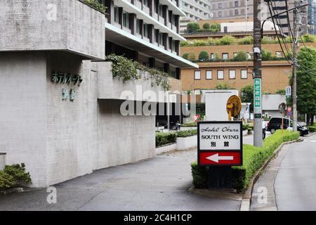 TOKYO, JAPON - 28 août 2019 : vue sur l'annexe (aile sud) de l'hôtel Okura par temps pluvieux. Banque D'Images