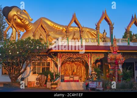 La lumière chaude du matin se trouve sur le Bouddha couché de 29 m de long de Wat Sri Sunthorn (si Sunthon / Wat Lipon), un temple de Thalang, Phuket, Thaïlande Banque D'Images