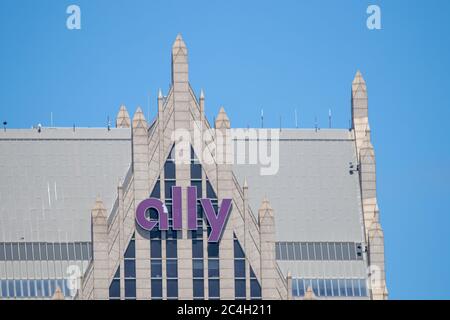 Ally, un logo américain de société de services financiers vu au sommet de leur siège social dans le centre-ville de Detroit, Michigan. Banque D'Images