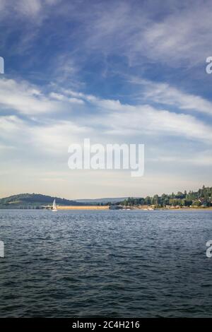 Montagnes de Bieszczady, Pologne. Lac Solina. Vue sur le lagon, barrage au loin. Banque D'Images