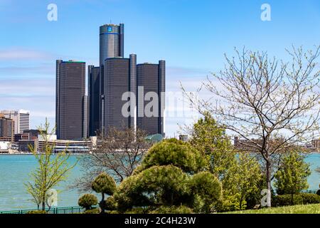 Renaissance Centre vu de l'autre côté de la rivière Detroit à Windsor pendant une journée ensoleillée. Banque D'Images