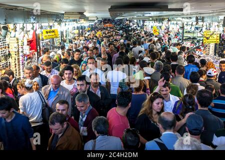 Une masse de personnes se déplacent à travers un passage souterrain à Eminonu à Istanbul en Turquie. Le passage inférieur est encore plus encombré lorsque les gens s'arrêtent dans les différents magasins Banque D'Images