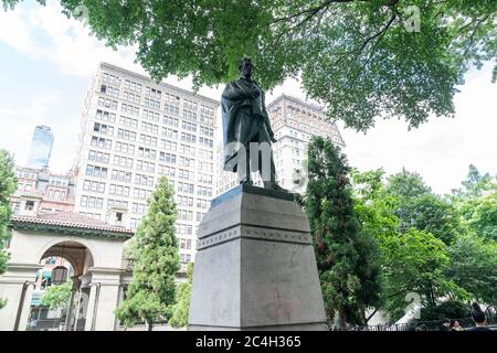 New York, États-Unis. 26 juin 2020. Vue générale de la statue du président Abraham Lincoln sur Union Square. De nombreuses statues de personnages historiques comme George Washington, Abraham Lincoln, Theodore Roosevelt, Christophe Colomb sont devenues la cible de manifestations à travers les États-Unis. (Photo de Lev Radin/Pacific Press) crédit: Agence de presse du Pacifique/Alamy Live News Banque D'Images