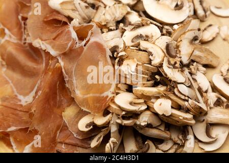 Jambon de Parme (Prosciutto di Parme) et champignons. Le jambon est produit autour de la ville de Parme, dans le nord de l'Italie. Banque D'Images