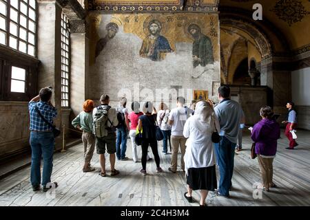 Les visiteurs admirent la mosaïque de la déèse du XIIIe siècle à Aya Sofia, l'ancienne basilique Sainte-Sophie de Constantinople à Istanbul, en Turquie. Banque D'Images