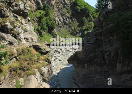 Azerbaïdjan. 07/16/2017 ans. Touristes marchant sur le pont au-dessus de la rivière. Été. Banque D'Images