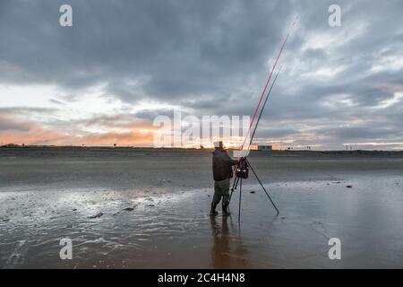 Garrylucas, Cork, Irlande. 27 juin 2020. - pêcheur Robert Weicus de Cork ville pêche au bar de la mer de la plage à Garrylucas, Co. Cork, Irlande. - crédit; David Creedon / Alamy Live News Banque D'Images