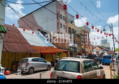 Rues colorées de Chinatown (Kampung Cina), site important du patrimoine de Terengganu. Lanternes, magasins, rue animée avec bleu, fond de ciel nuageux Banque D'Images