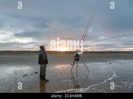 Garrylucas, Cork, Irlande. 27 juin 2020. - pêcheur Robert Weicus de Cork ville pêche au bar de la mer de la plage à Garrylucas, Co. Cork, Irlande. - crédit; David Creedon / Alamy Live News Banque D'Images