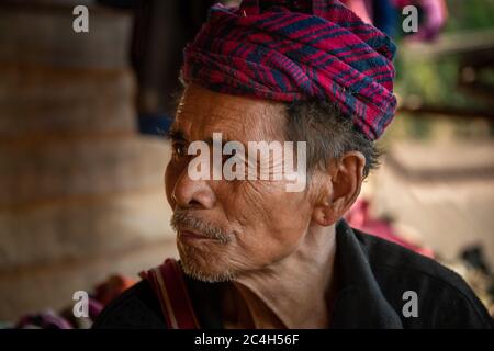 Loikaw, Myanmar - février 2020 : Portrait d'un vieil homme de la tribu Kayaw, un groupe minoritaire vivant dans le village de montagne éloigné de Htay Kho. Banque D'Images