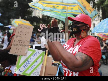 New York, États-Unis. 26 juin 2020. Les gens assistent à la manifestation « Occupy City Hall » devant l'hôtel de ville de New York, à New York, aux États-Unis, le 26 juin 2020. Les manifestants campent la nuit près de l'hôtel de ville de New York depuis le début de la manifestation « Occupy City Hall » mardi, exigeant une réduction de milliards de dollars du budget du département de police de New York. Crédit : Wang Ying/Xinhua/Alay Live News Banque D'Images