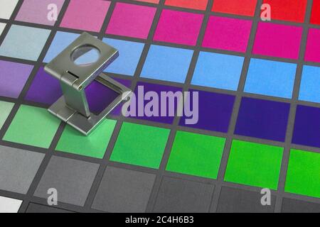 Loupe sur une feuille d'impression couleur test Banque D'Images