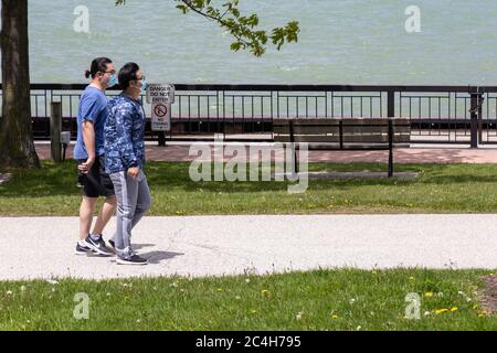 Les gens portant un masque se promisent le long du front de mer dans le centre-ville de Windsor. Banque D'Images