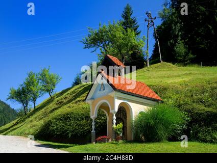 Boharina, sous la colline de Rogla, montagnes Pohorje, Slovénie, Europe - paysage pittoresque de petite chapelle chrétienne catholique dans la belle nature slovène Banque D'Images