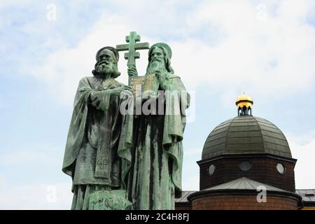 Statue de Saint Cyril et Methodius, colline de Radhost, montagnes de Beskids, république Tchèque / Tchéquie - monument religieux des missionnaires chrétiens Banque D'Images