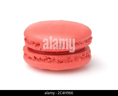 Macaron rouge isolé sur blanc Banque D'Images